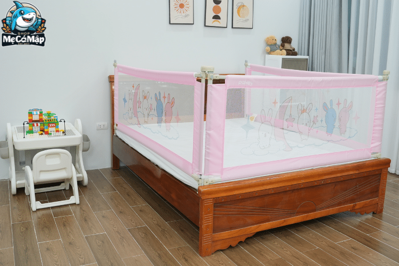 Việc sử dụng thanh chắn giường mang lại nhiều thuận lợi cho ba mẹ