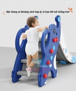 Cầu trượt cho bé có thiết kế với bậc thang đóng kín, giúp trẻ an toàn khi trượt xuống