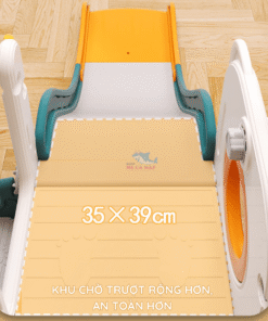 Khu vực chờ trượt của bộ cầu tuột cho bé có diện tích rộng rãi