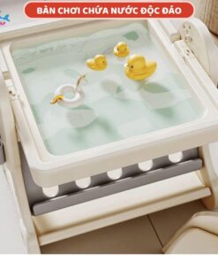 Với dung tích lớn và kín, bé có thể thoả sức khám phá và vui chơi với các trò chơi với nước mà không bị nhàm chán.