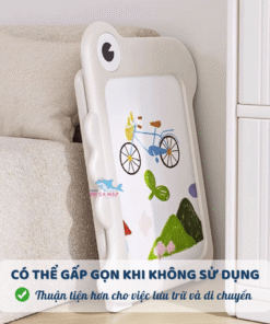 Bảng học cho bé được trang bị ngăn để đồ, có thể gấp gọn khi không sử dụng để thuận tiện hơn cho việc lưu trữ và di chuyển