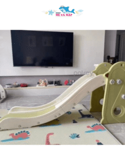 Cầu trượt cho bé Pakey chim cánh cụt 33 Cầu thang khép kín tránh cho bé bị kẹp chân, các bậc cầu thang cũng được dập vân nổi trống trơn trượt