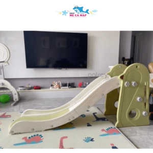 Cầu trượt cho bé Pakey chim cánh cụt 33 Cầu thang khép kín tránh cho bé bị kẹp chân, các bậc cầu thang cũng được dập vân nổi trống trơn trượt
