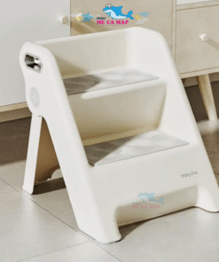 Giá kê chân Pakey với thiết kế 2 tầng chắc chắn, có tay cầm, là sản phẩm hữu ích hỗ trợ các bé lấy đồ, đi vệ sinh