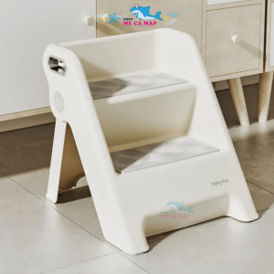 Giá kê chân Pakey với thiết kế 2 tầng chắc chắn, có tay cầm, là sản phẩm hữu ích hỗ trợ các bé lấy đồ, đi vệ sinh