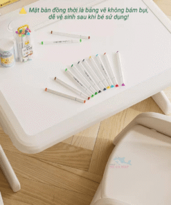 Bộ bàn học cho bé Pakey E032 35 Mặt bàn đồng thời là bảng vẽ với thiết kế đặc biệt có khả năng phản chiếu khuếch tán không bám bụi