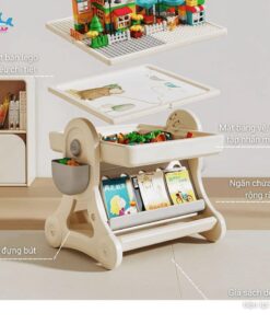 Bề mặt bàn bằng chất liệu nhựa an toàn giúp dễ dàng lau chùi vệ sinh và bảo vệ sức khỏe của trẻ
