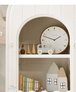 Tủ còn được trang bị kệ để dày dép cho bé và thanh công cụ có thể treo, móc balo, đồ đạc