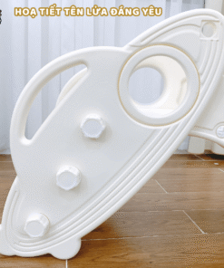 Tay vịn rộng giúp bé dễ dàng cầm nắm, các viền có thiết kế bo cong nhẵn mịn không gây nguy hiểm cho bé