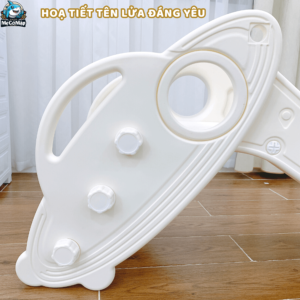 Cầu trượt cho bé Pakey Moon House 17 Tay vịn rộng giúp bé dễ dàng cầm nắm, các viền có thiết kế bo cong nhẵn mịn không gây nguy hiểm cho bé