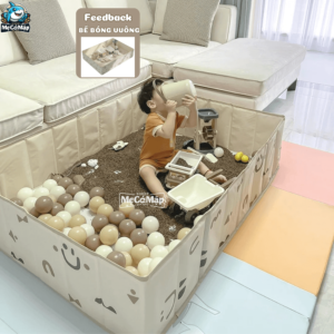 Bé vui chơi thoả thích bên bể bóng vải Pakey hình vuông