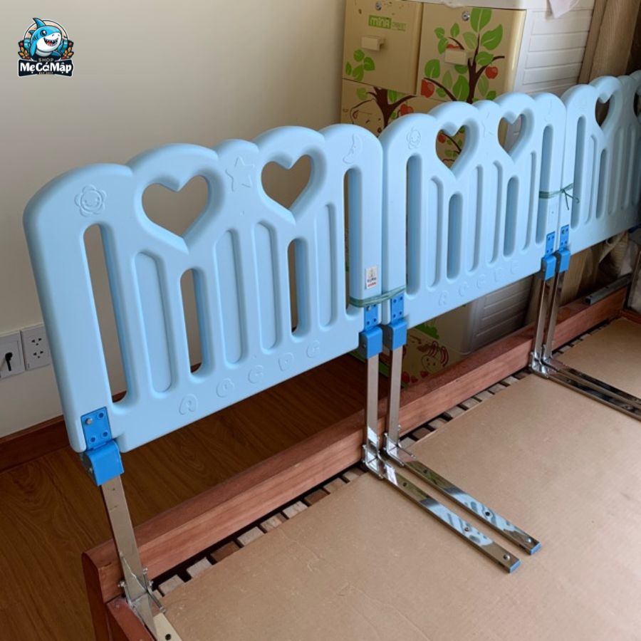 Lắp đặt dễ dàng và vệ sinh đơn giản bằng nước, khăn ẩm