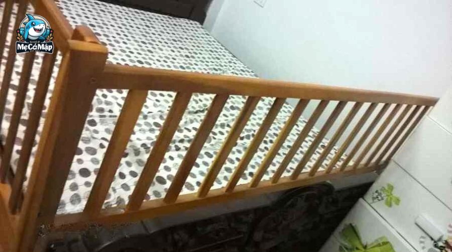 Thanh chắn giường bằng gỗ dễ bị mối mọt nếu không được bảo quản đúng cách
