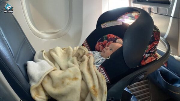 5 lưu ý quan trọng khi đặt nôi em bé trên máy bay 3 5 lưu ý quan trọng khi đặt nôi em bé trên máy bay